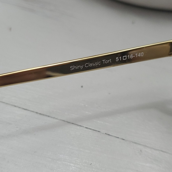 Tortoise shell frame with gold arms - Picture 6 of 6